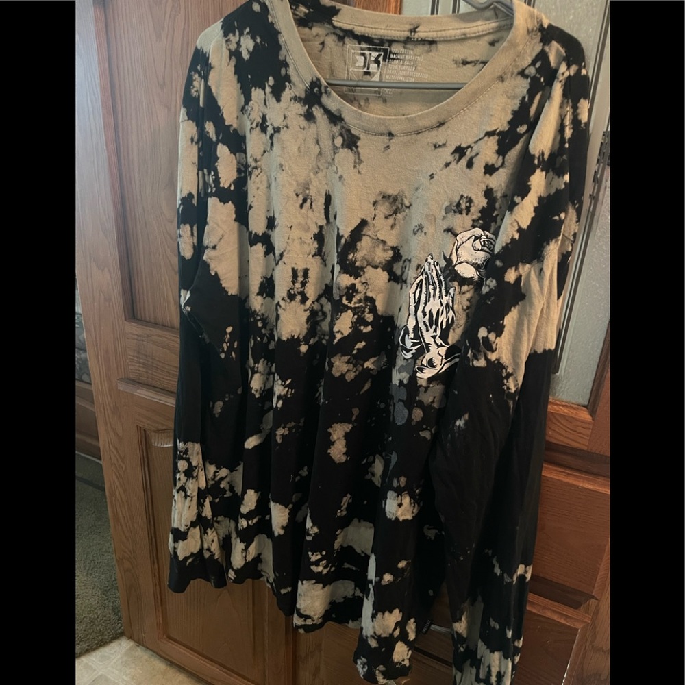 Comfortable long sleeve tee.